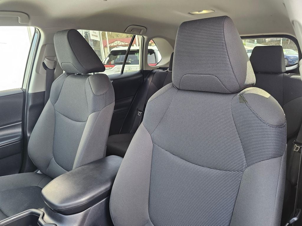 2025 Toyota RAV4 LE - Photo 21