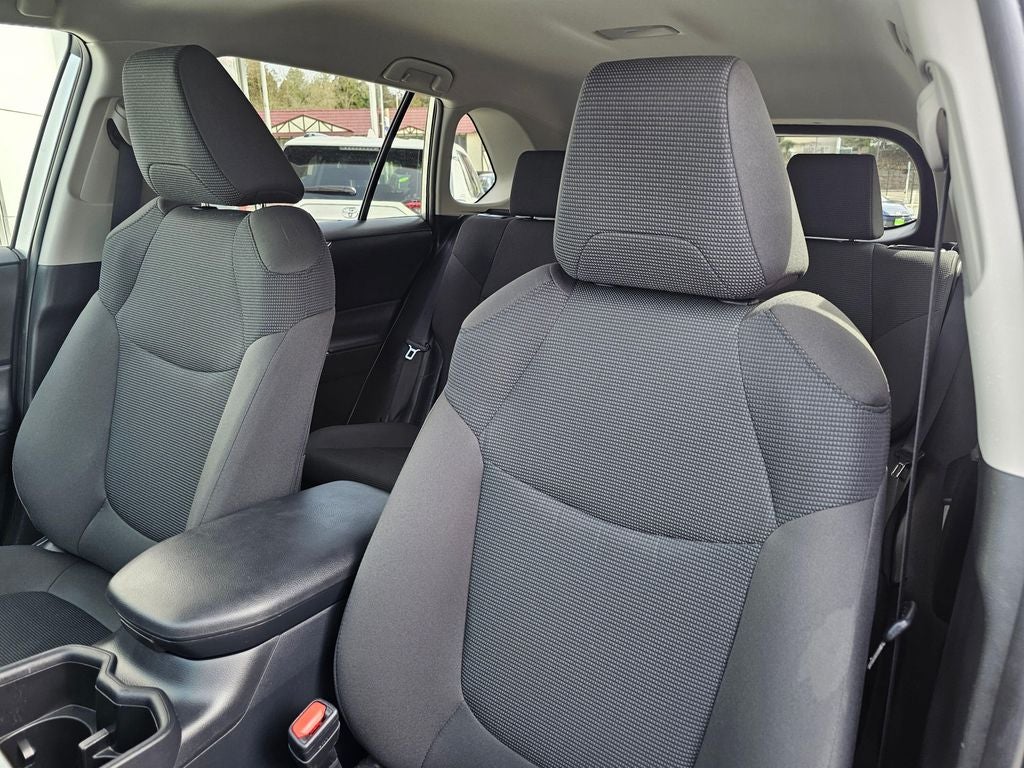 2025 Toyota RAV4 LE - Photo 21