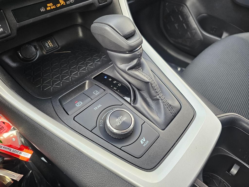 2025 Toyota RAV4 LE - Photo 35