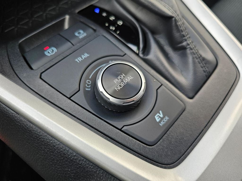 2025 Toyota RAV4 LE - Photo 36