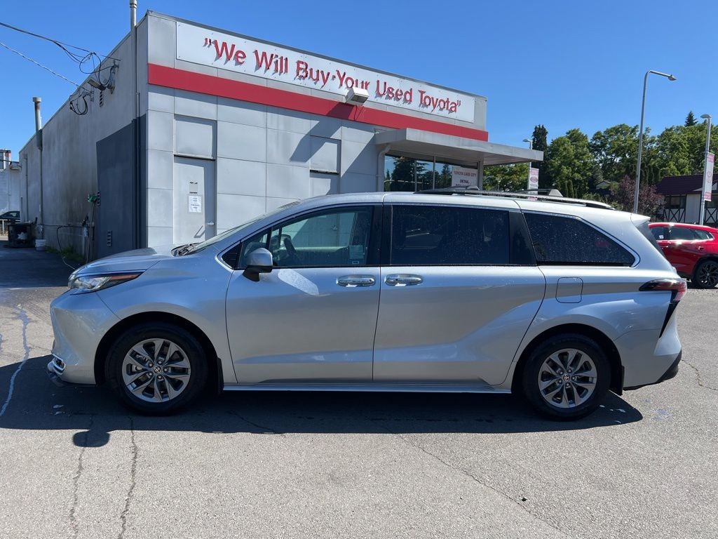 2022 Toyota Sienna XLE 8 Passenger