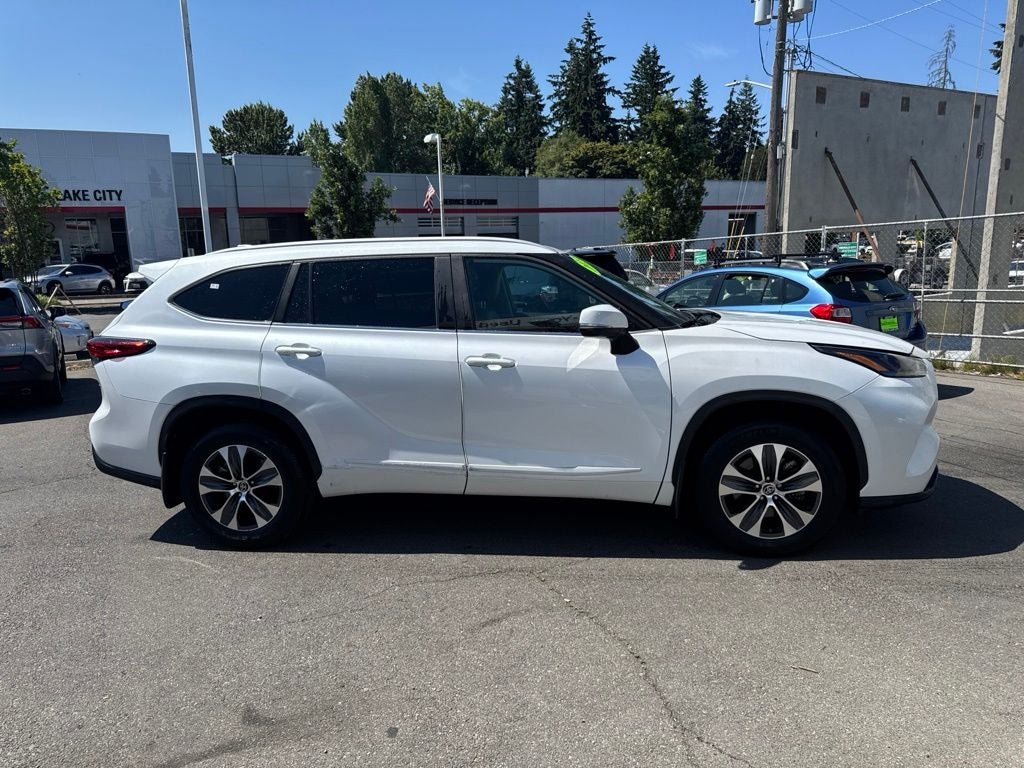 2023 Toyota Highlander XLE -AWD 3RD ROW