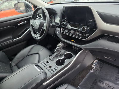 2024 Toyota Highlander LE 8 PSGR/THIRD -ROW SEATING/MOONROOF