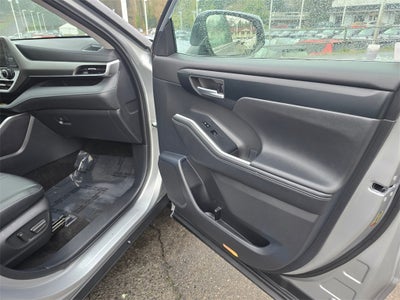 2024 Toyota Highlander LE 8 PSGR/THIRD -ROW SEATING/MOONROOF