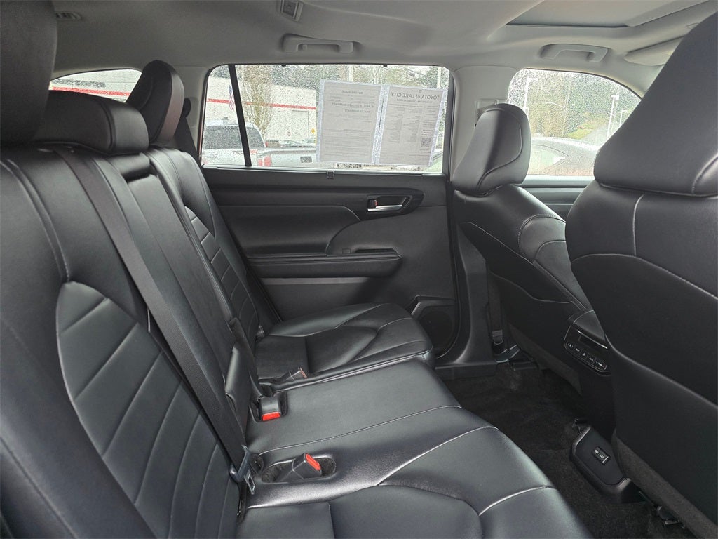 2024 Toyota Highlander LE 8 PSGR/THIRD -ROW SEATING/MOONROOF