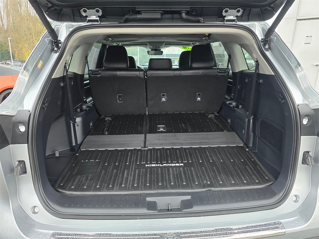 2024 Toyota Highlander LE 8 PSGR/THIRD -ROW SEATING/MOONROOF