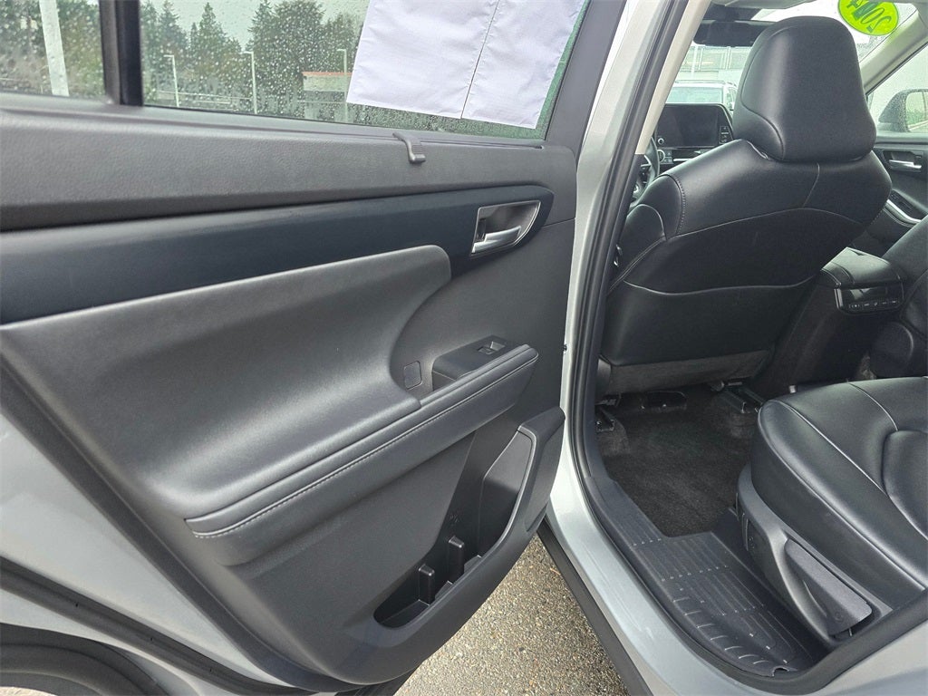 2024 Toyota Highlander LE 8 PSGR/THIRD -ROW SEATING/MOONROOF