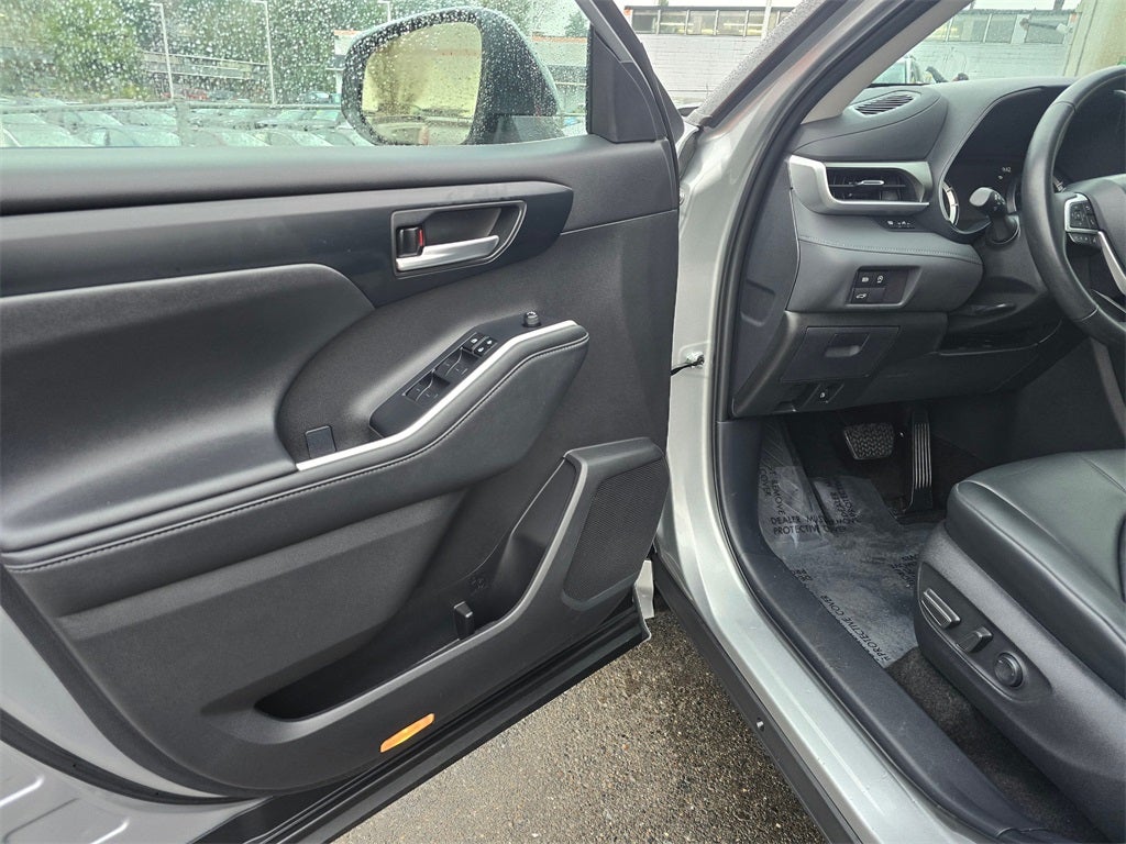 2024 Toyota Highlander LE 8 PSGR/THIRD -ROW SEATING/MOONROOF