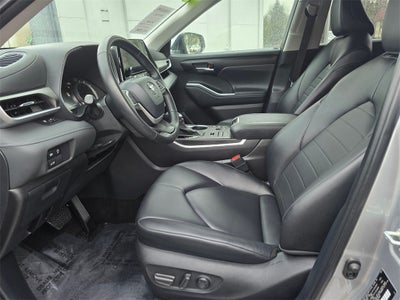 2024 Toyota Highlander LE 8 PSGR/THIRD -ROW SEATING/MOONROOF