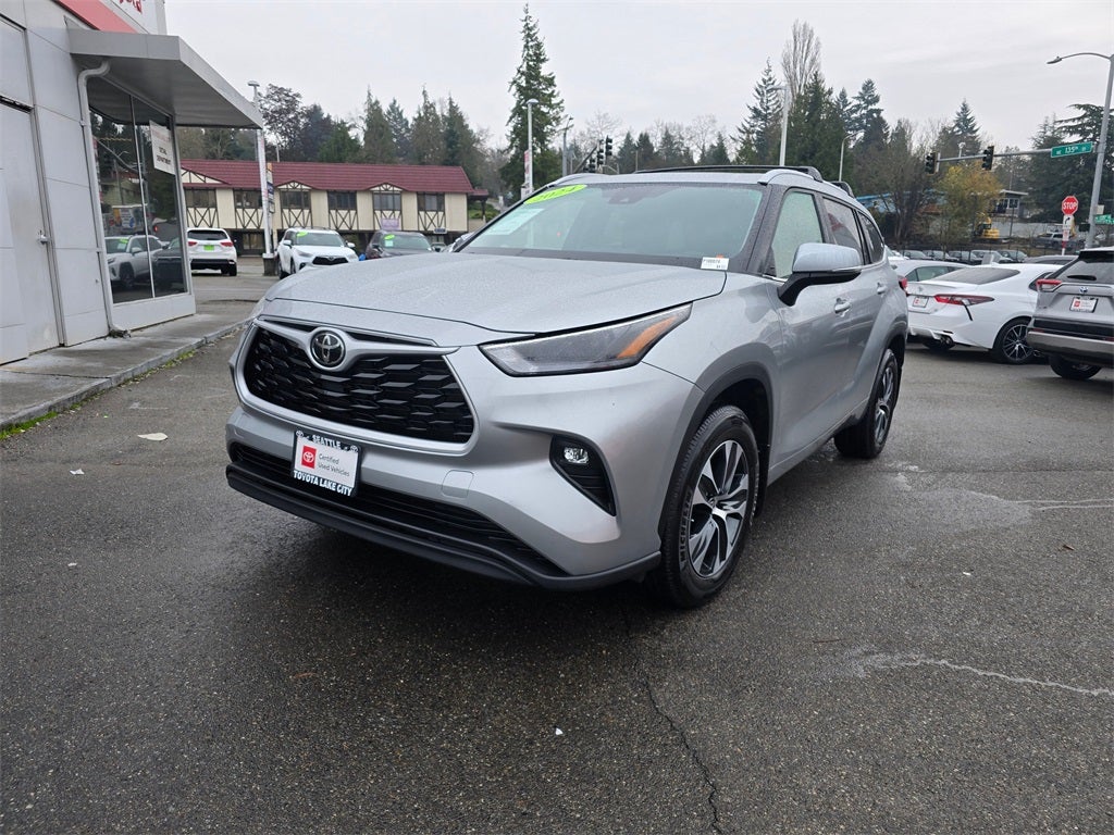 2024 Toyota Highlander LE 8 PSGR/THIRD -ROW SEATING/MOONROOF