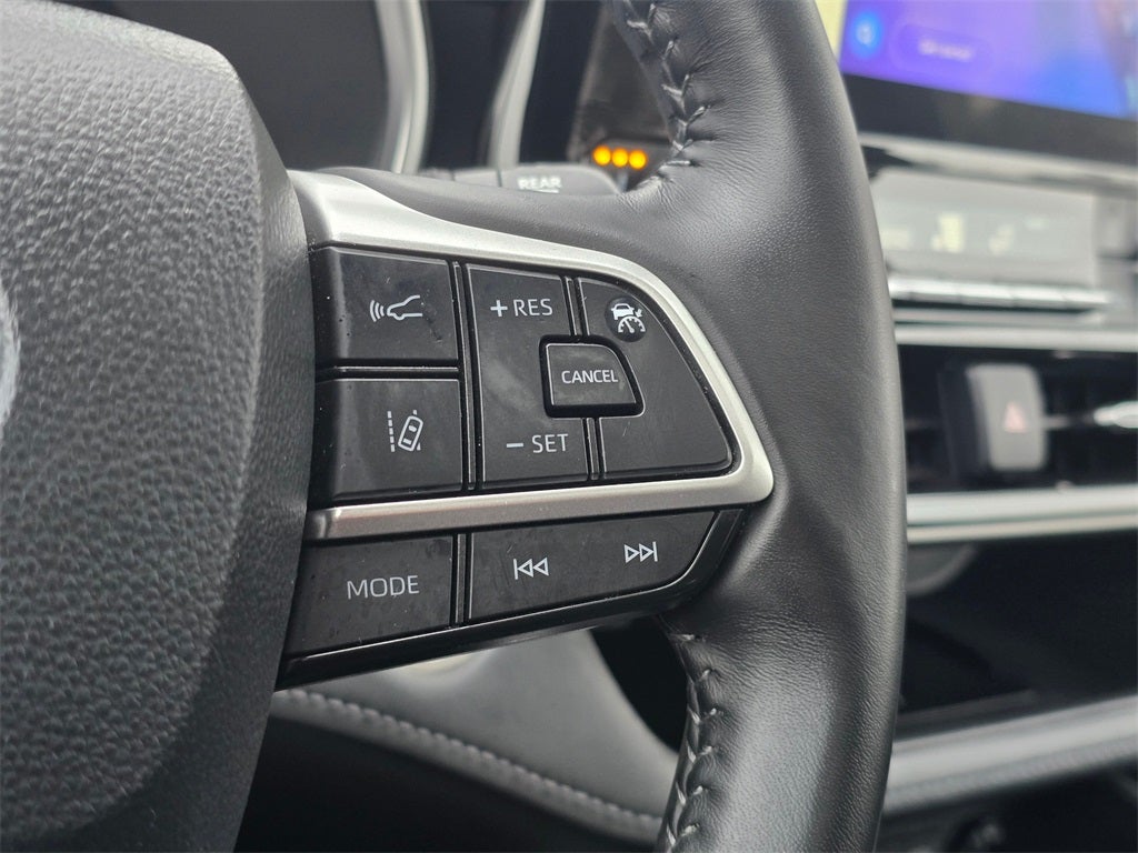 2024 Toyota Highlander LE 8 PSGR/THIRD -ROW SEATING/MOONROOF