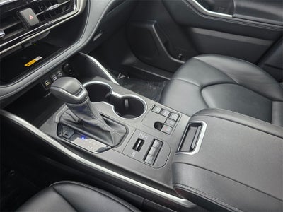 2024 Toyota Highlander LE 8 PSGR/THIRD -ROW SEATING/MOONROOF