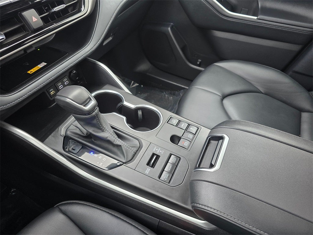 2024 Toyota Highlander LE 8 PSGR/THIRD -ROW SEATING/MOONROOF