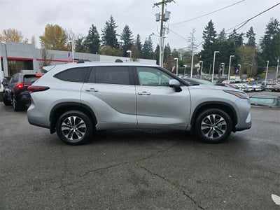 2024 Toyota Highlander LE 8 PSGR/THIRD -ROW SEATING/MOONROOF