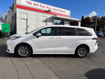 2022 Toyota Sienna LE 8 Passenger