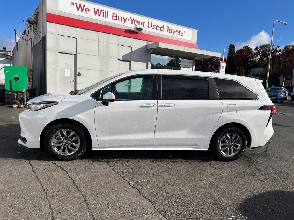 2022 Toyota Sienna LE 8 Passenger