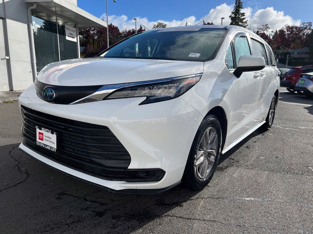 2022 Toyota Sienna LE 8 Passenger