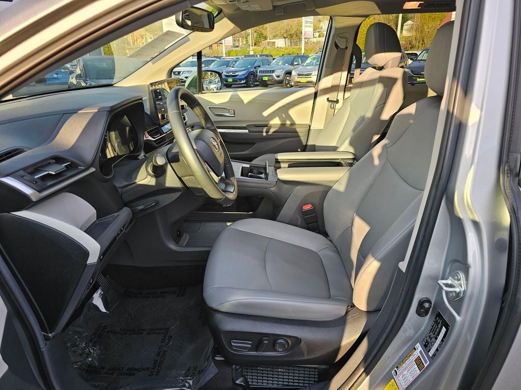 2024 Toyota Sienna XLE 8 Passenger