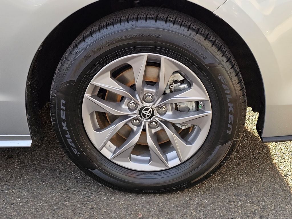 2024 Toyota Sienna XLE 8 Passenger