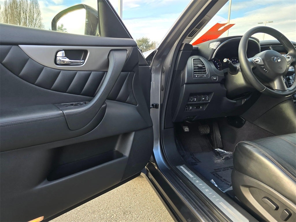 2016 INFINITI QX70 Base