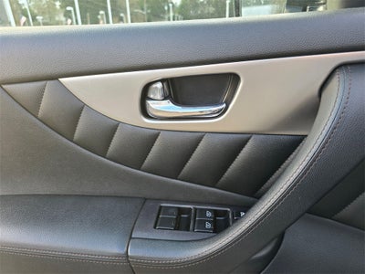 2016 INFINITI QX70 Base